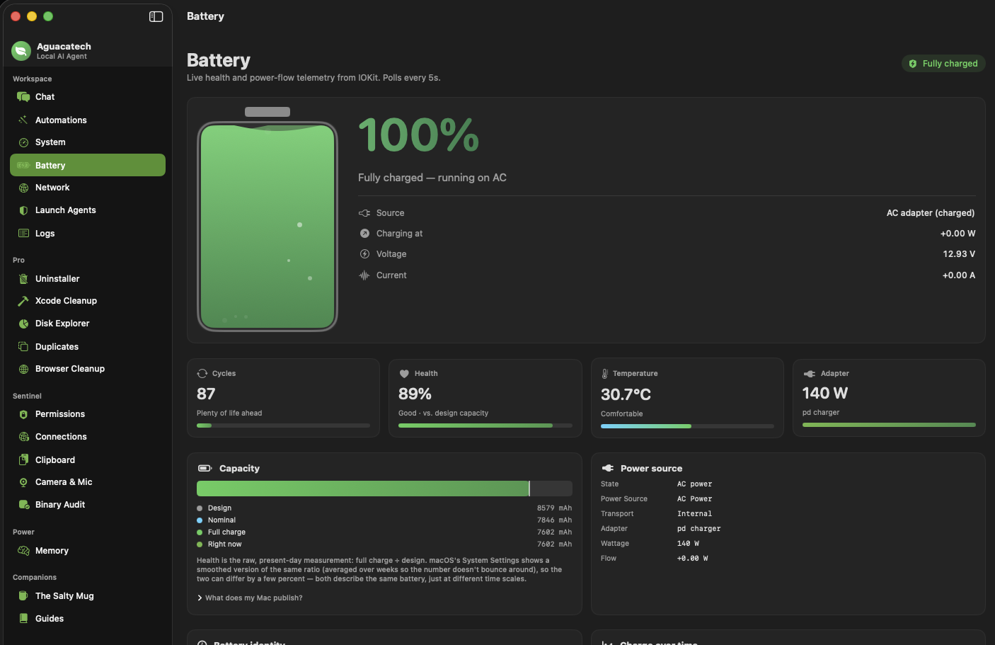 Aguacatech Battery view showing 100% charge, cycles, health, temperature, and adapter wattage.